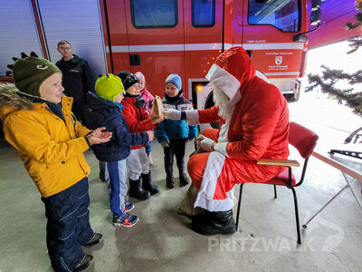 Die Kinder aus der Kita Sonnenblume in Sadenbeck fanden den Nikolaus in der benachbarten Feuerwehr vor.Im Nikolauskost&uuml;m versteckte sich Kamerad Ren&eacute; Frey. Foto: Beate Vogel  (Bild vergr&ouml;&szlig;ern)