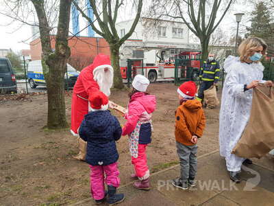Im Garten der Kita Tausendf&uuml;&szlig;ler &uuml;bergaben der Nikolaus und sein Engel die Geschenke an die Kinder. Foto: Franziska Liebing  (Bild vergr&ouml;&szlig;ern)