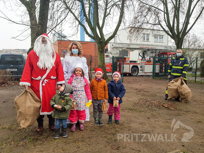 Im Garten der Kita Tausendf&uuml;&szlig;ler &uuml;bergaben der Nikolaus und sein Engel die Geschenke an die Kinder. Foto: Franziska Liebing  (Bild vergr&ouml;&szlig;ern)