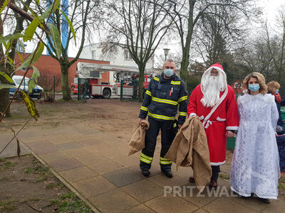Im Garten der Kita Tausendf&uuml;&szlig;ler &uuml;bergaben der Nikolaus und sein Engel die Geschenke an die Kinder. Foto: Franziska Liebing  (Bild vergr&ouml;&szlig;ern)