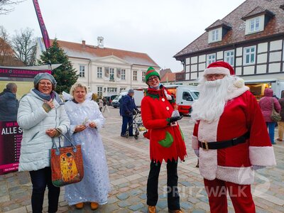 Foto des Albums: Weihnachtsmann besuchte den Pritzwalker Markt
