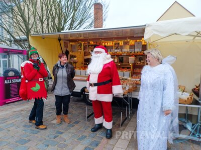 Foto des Albums: Weihnachtsmann besuchte den Pritzwalker Markt