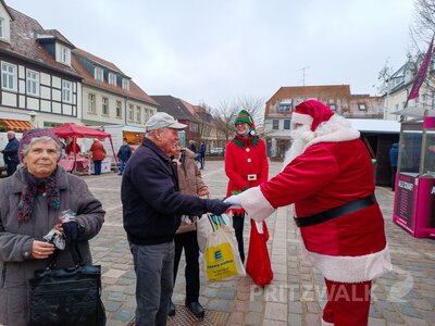 Foto des Albums: Weihnachtsmann besuchte den Pritzwalker Markt