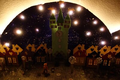 Unsere Miniaturstadt mit Stadtturm im Lichterschein.  (Bild vergr&ouml;&szlig;ern)
