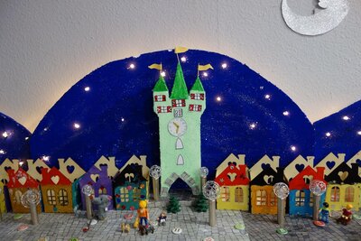 Unser kleiner Stadtplatz bei Tag.  (Bild vergr&ouml;&szlig;ern)