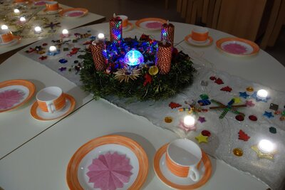 Lichterglanz an der Weihnachtstafel.  (Bild vergr&ouml;&szlig;ern)