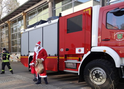 Foto des Albums: Der Weihnachtsmann kommt mit der Feuerwehr (22.12.2021)