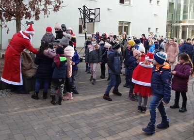 Foto des Albums: Der Weihnachtsmann kommt mit der Feuerwehr (22.12.2021)