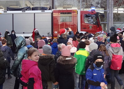 Foto des Albums: Der Weihnachtsmann kommt mit der Feuerwehr (22.12.2021)