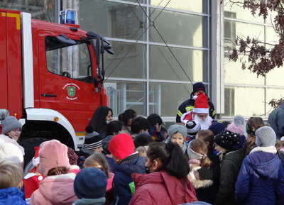 Foto des Albums: Der Weihnachtsmann kommt mit der Feuerwehr (22.12.2021)
