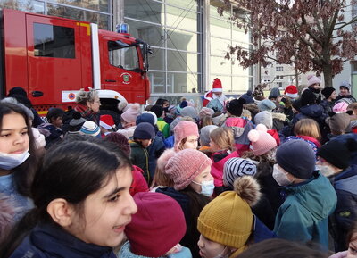 Foto des Albums: Der Weihnachtsmann kommt mit der Feuerwehr (22.12.2021)