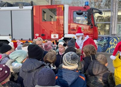 Foto des Albums: Der Weihnachtsmann kommt mit der Feuerwehr (22.12.2021)