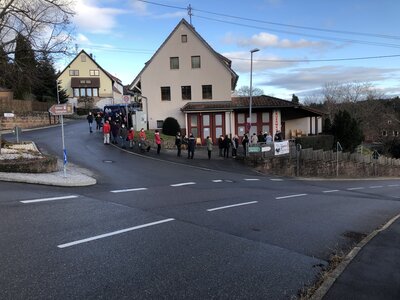 Warteschlange vor dem Feuerwehrhaus  (Bild vergr&ouml;&szlig;ern)