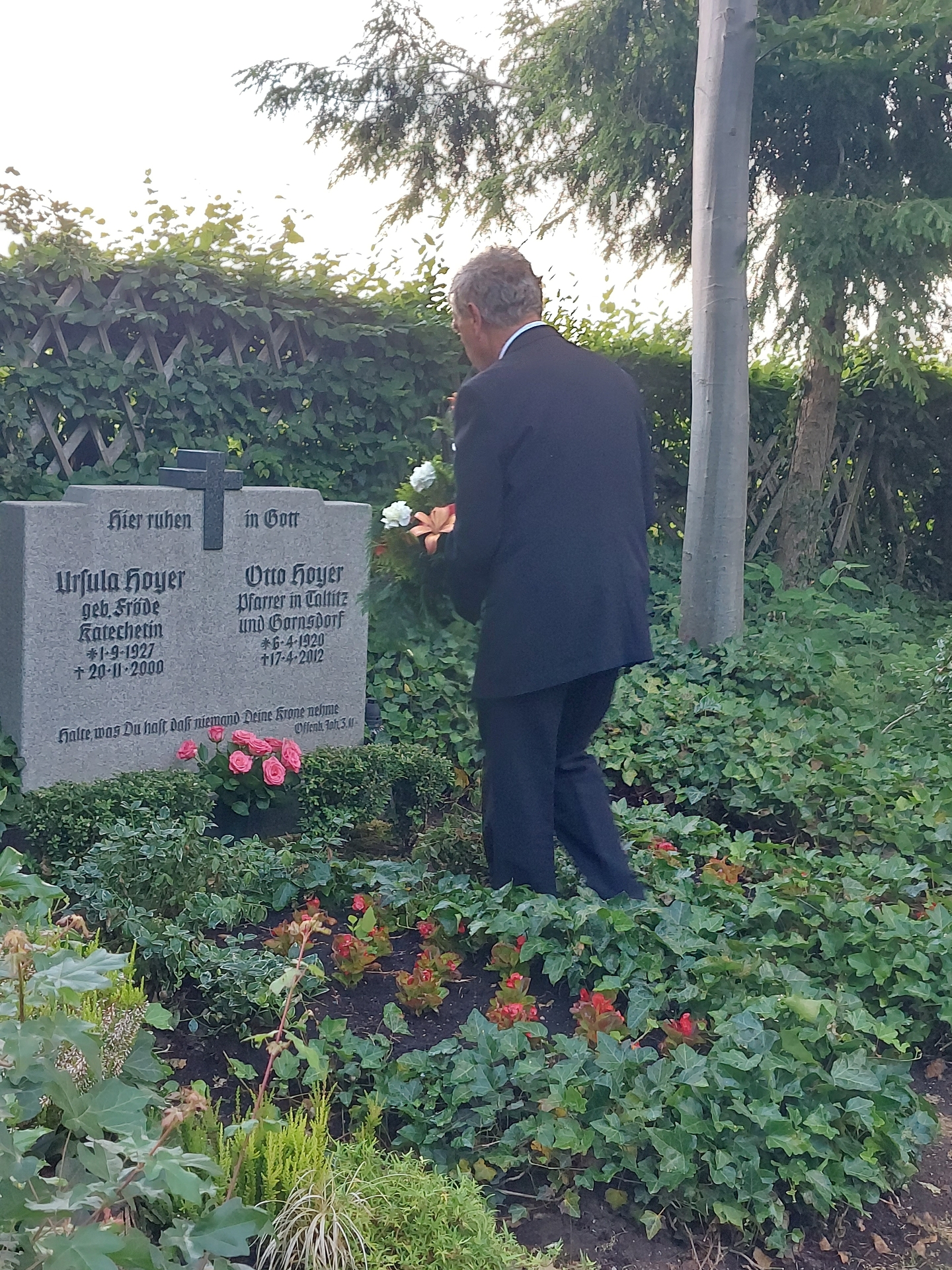 Bild: Im Gedenken an die ehemaligen Pfarrer wurde am Johannistag Blumengebinde abgelegt.