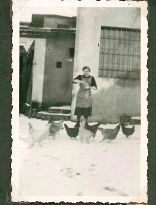 Vorschaubild: 1936 Fräulein Müller (heute Frau Schapp) beim Hühnerfüttern im Hof-aus ihrem Privatalbum. Herzlichen Dank!