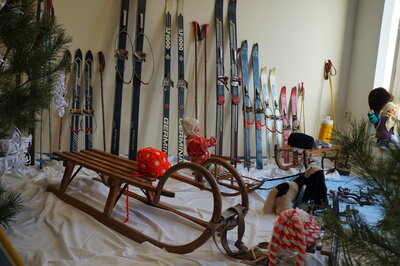 Vorschaubild: Hörnerschlitten und Kinderhäkelmützen aus den 80er Jahren, Skisammlung