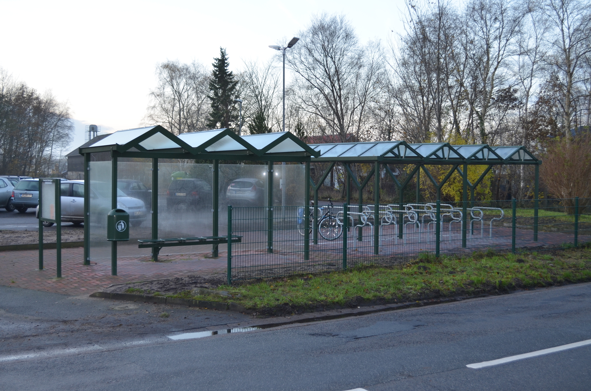 Bild : Fahrradunterstände am Bahnhof