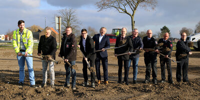 Spatenstich auf der Baustelle (v.l.n.r.): Bauleiter Christoph Linden, Architekt Dirk Niehsen, Amtsleiter Karsten Knoben, Technischer Beigeordneter Peter Sangermann, Ortsvorstehern Guido Peters (Kempen), B&uuml;rgermeister Kai Louis, Ortsvorsteher Kurt Heinrichs (Karken), Wehrleiter Ralf W&auml;hlen, Leiter der LE Karken Carsten Haueisen, Leiter der LE Kempen Sebastian Zierke(Foto: Anna Petra Thomas)  (Bild vergr&ouml;&szlig;ern)