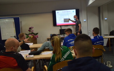 Vorschaubild: Lehrgangsleiter Jens Melzig gibt Hinweise zu den Gruppenthemen.
