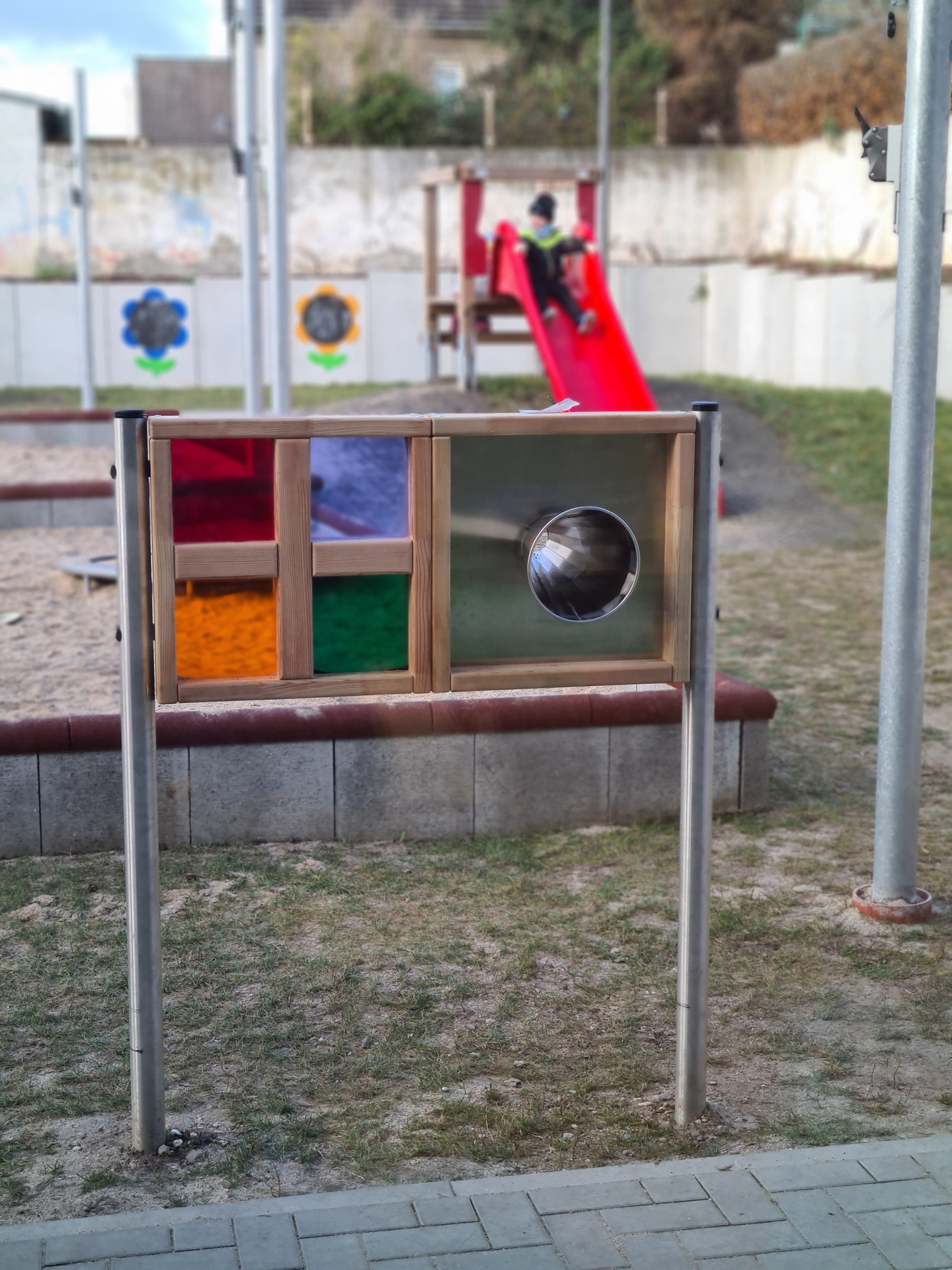 Bild: innovatives Spielgerät auf dem Außengelände