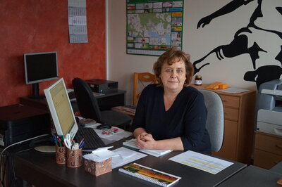 Vorschaubild: Frau Boge-Lehmann vom Projekt BIWAQ in ihrem Büro