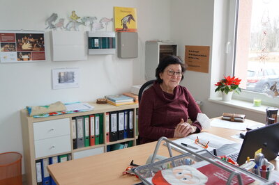 Vorschaubild: Quartiersmanagerin Karin Krüger in ihrem Büro