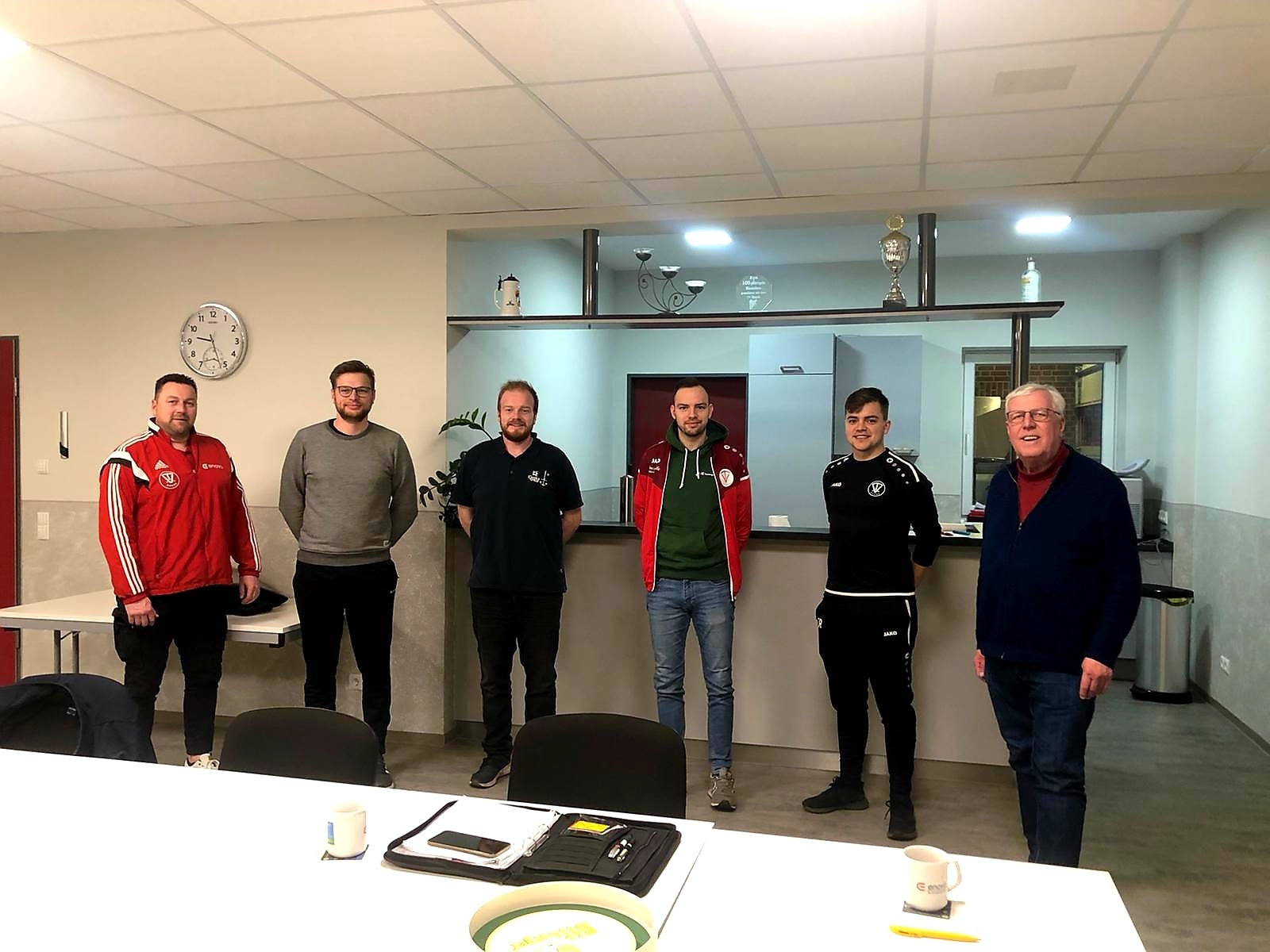 Bild: Der neue Chefcoach Marius Vry, die beiden Co- Trainer Jonas Hilbrands und Melf Wessels, sowie der bisherige Trainer Jens Schoormann, der wieder aktiv in der Mannschaft spielen möchte.