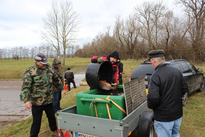 schnell f&uuml;llten sich die Fischtransportbeh&auml;lter der Vereine 