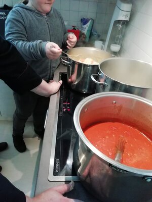 Vorschaubild: Tomatensauce und Nudeln kochen