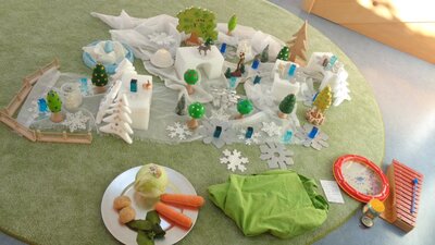 Die Geschichte vom H&auml;schen und der R&uuml;be wurde aufgebaut und mit Instrumenten begleitet.  (Bild vergr&ouml;&szlig;ern)