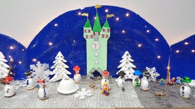 Der Straubinger Stadtplatz mit Schneem&auml;nnern im Winter.  (Bild vergr&ouml;&szlig;ern)