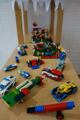 Mit den Legogeschenken vom Dezember bauen die Kinder t&auml;glich ganz begeistert.  (Bild vergr&ouml;&szlig;ern)