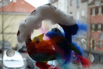 Ein Vogelh&auml;uschen wird von zwei V&ouml;geln besucht.  (Bild vergr&ouml;&szlig;ern)