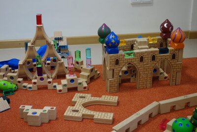 Die vielf&auml;ltigen M&auml;rchenbausteine regen die Kinder immer wieder zu phantasievollen Bauwerken an.  (Bild vergr&ouml;&szlig;ern)