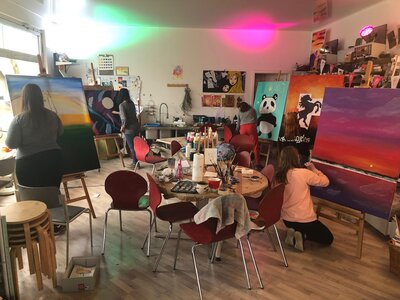 Sch&uuml;lerinnen bei der Arbeit 