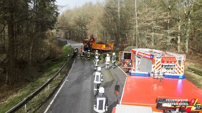 Foto des Albums: Baum auf Fahrbahn - L3047