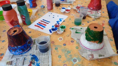 Eifrig haben die Kinder Dekorationen und Verkleidungen gebastelt.  (Bild vergr&ouml;&szlig;ern)