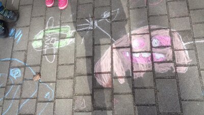 Sogar im Garten tummeln sich Gespensterchen.  (Bild vergr&ouml;&szlig;ern)