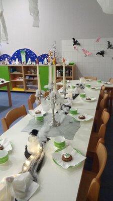 Die Gespenstertafel l&auml;dt uns zum Essen ein.  (Bild vergr&ouml;&szlig;ern)