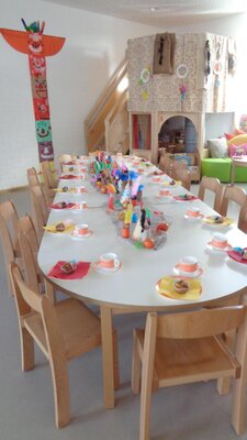 Wir genie&szlig;en das Essen in gro&szlig;er Runde.  (Bild vergr&ouml;&szlig;ern)