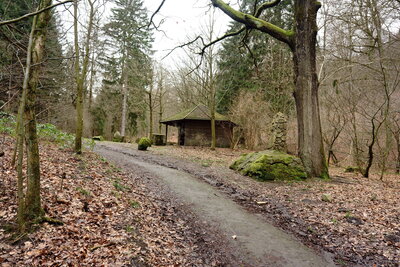 Schutzh&uuml;tte am Forellenteich  (Bild vergr&ouml;&szlig;ern)