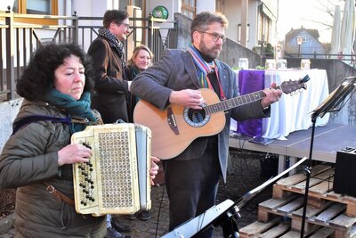 Foto des Albums: Friedensgebet für die Ukraine vor dem Haunetaler Rathaus