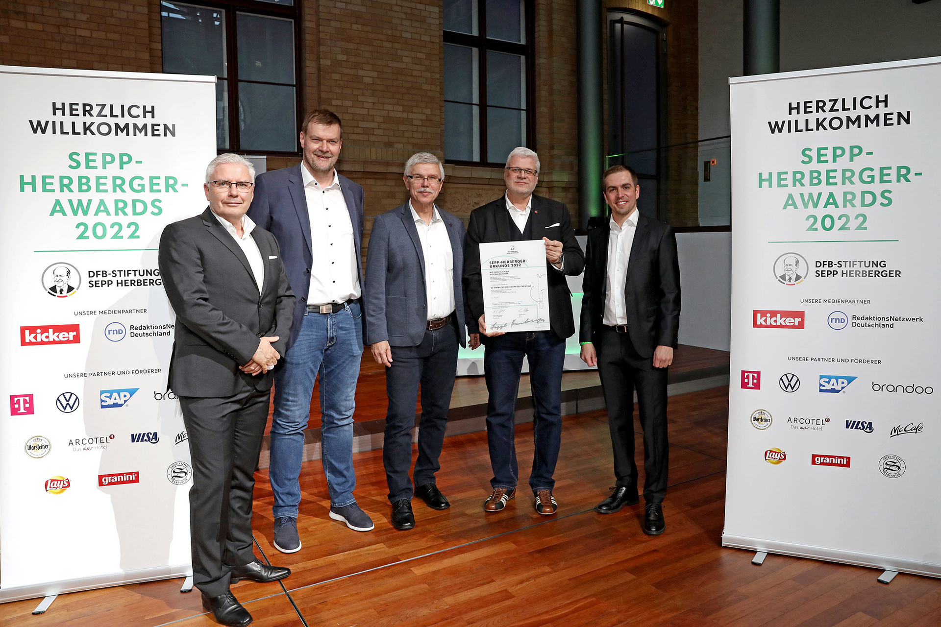 Bild: Jens Kaden (Präsident des Fußball-Landesverbandes Brandenburg), Gregor Ruhmöller (Vorstand Medien und Öffentlichkeitsarbeit bei der Eintracht), Ralph-Uwe Schaffert (DFB-Vizepräsident, zuständig für Stiftungen), André Wittmann (Vorsitzender Eintracht) und Weltmeister Philipp Lahm. Foto: Carsten Kobow/DFBStiftung Sepp Herberger