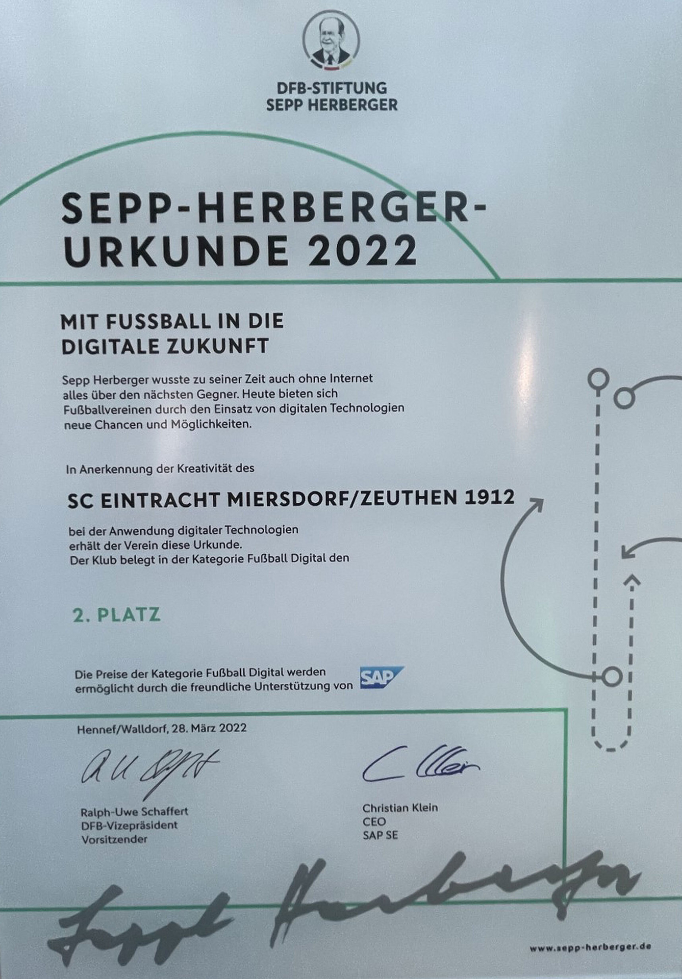Bild: Die Urkunde bekommt sicherlich einen Ehrenplatz im Verein. Foto: SCEMZ