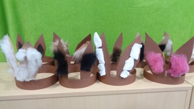 Selbst gebastelte Hasenohren d&uuml;rfen beim Ostertanz nicht fehlen.  (Bild vergr&ouml;&szlig;ern)