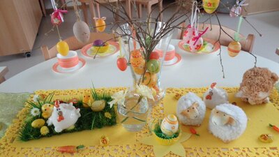Die Ostertafel haben wir sch&ouml;n geschm&uuml;ckt f&uuml;r diesen besonderen Tag!  (Bild vergr&ouml;&szlig;ern)