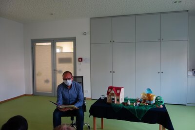 Am Vorlesetag "Gro&szlig;e lesen f&uuml;r Kleine" besuchte uns Herr Eder vom Amt f&uuml;r Kinder, Jugend und Familie und las das Buch "Bruno und die Nervkaninchen" vor.  (Bild vergr&ouml;&szlig;ern)