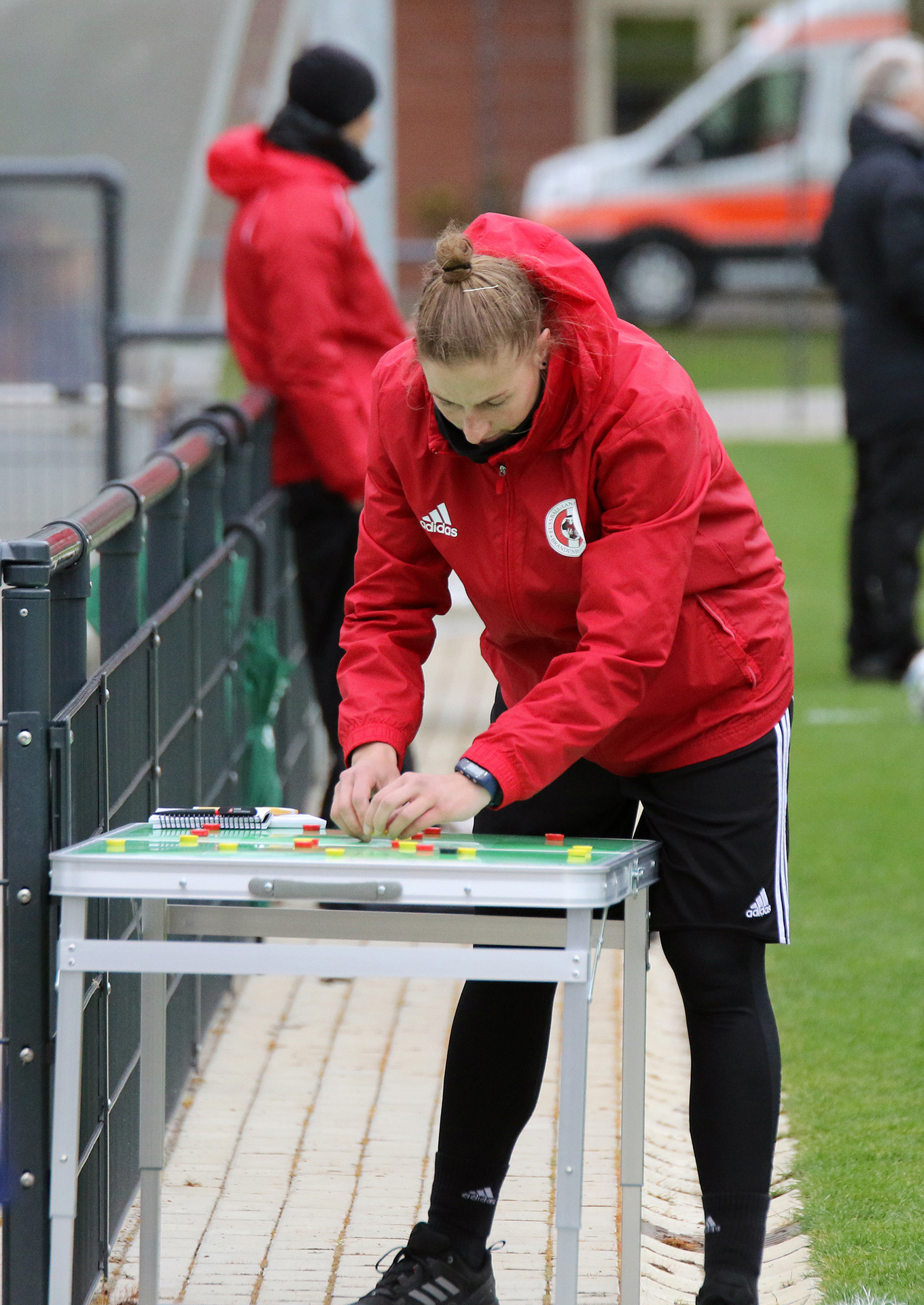 Bild: Trainerin Josephine Schlanke an der Taktik-Tafel...