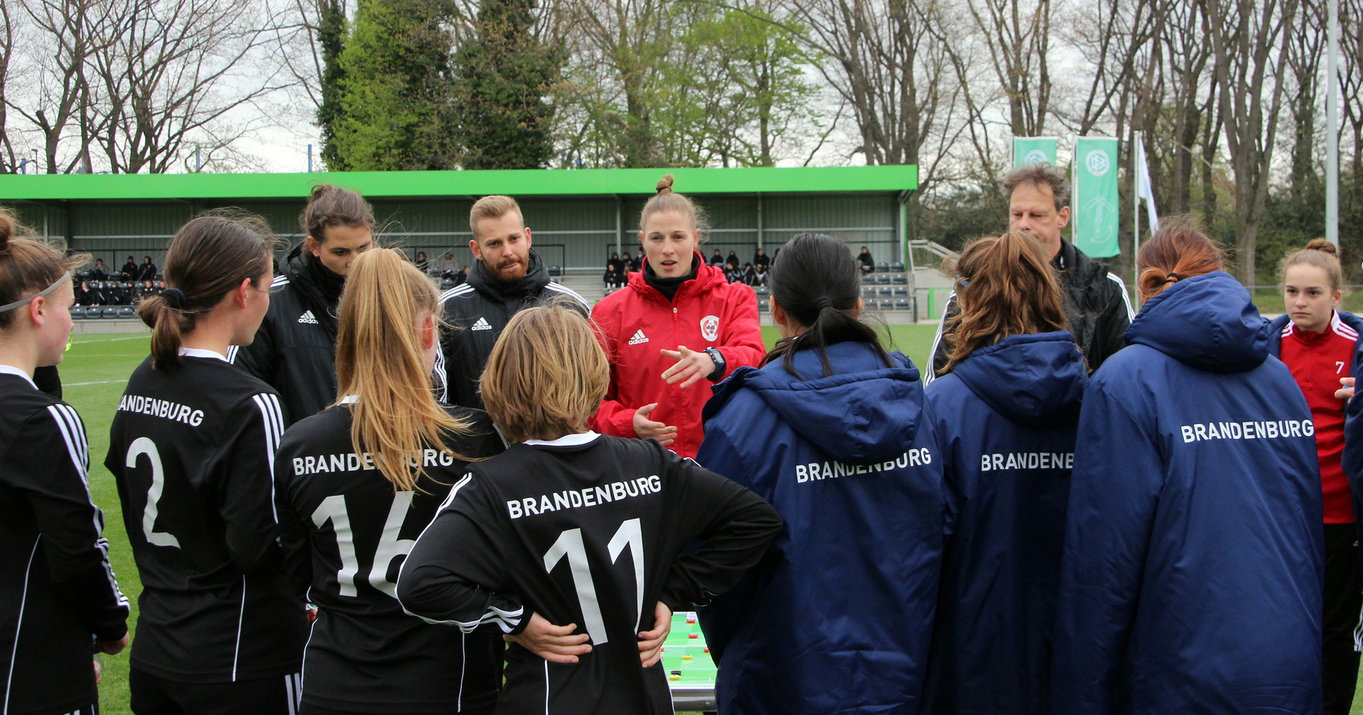 Bild: Besprechung vor der 1. Partie.