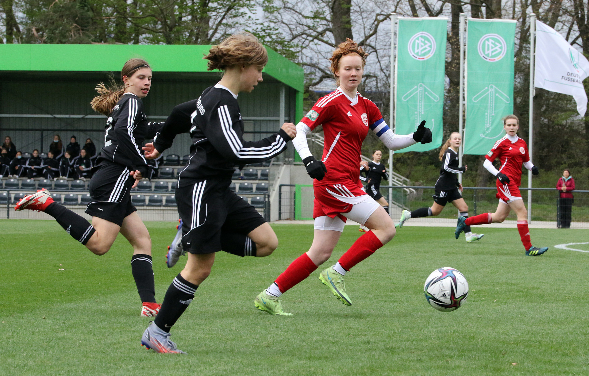 Bild: Spielszenen aus der Begegnung gegen Bremen.
